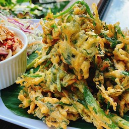 ยำผักบุ้งทอดกรอบ