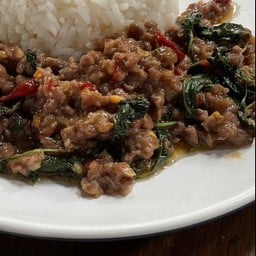 กระเพราเนื้อสับ ราดข้าว