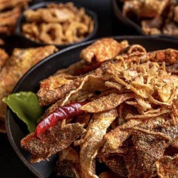 หนังปลาแซลมอนทอดกรอบ-รสลาบ