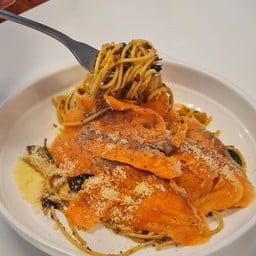 สปาเก็ตตี้ผัดพริกแห้งแซลม่อนรมควัน