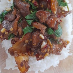 กะเพราหมูตุ๋นราดข้าว