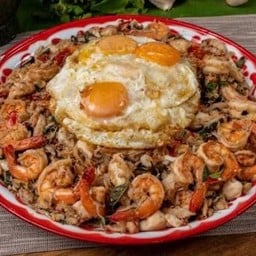 กระเพราถาด กุ้ง+ปลามึก+ไข่ดาว 2 ฟอง