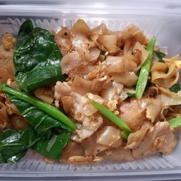 เส้นใหญ่ผัดซีอิ้วไก่