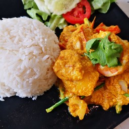 กุ้งผัดผงกะหรี่ราดข้าว