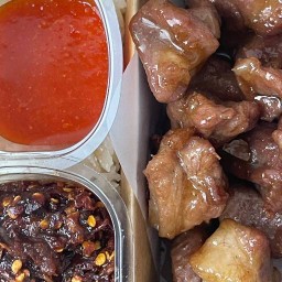 หมูทอดซอสโตนด ใจบุญ เกียกกาย