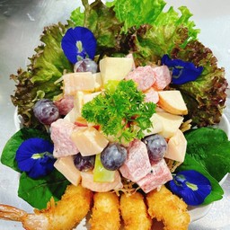 สลัดผลไม้กุ้งทอด