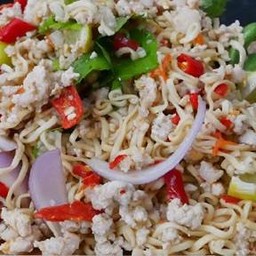 ยำบะหมี่กึ่งสำเร็จรูปหมูสับ