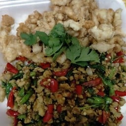 ข้าว2หน้ากะเพราหมูสับกับไก่ทอดน้ำปลาราดข้าว