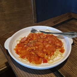 สปาก็ตตี้ซอสมะเขือเทศไส้กรอกหมูแสนอร่อย