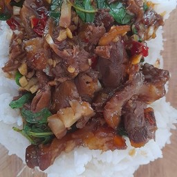 กะเพราเนื้อตุ๋นราดข้าว