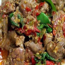 กระเพราโจรเครื่องในไก่ ราดข้าว