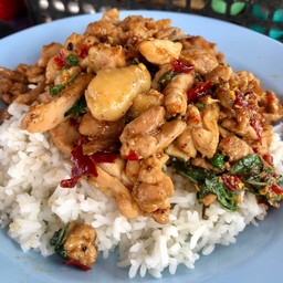 กระเพาไก่ราดข้าว