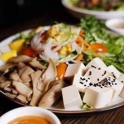 สลัดผักรวม เห็ดย่าง ไข่ต้ม เต้าหู้