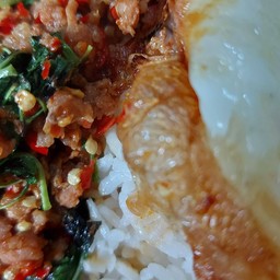 ข้าวราดกะเพราหมูไข่ดาว