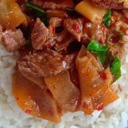 ผัดพริกแกงเนื้อ +หน่อไม้ดองราดข้าว