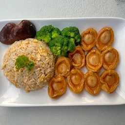 ข้าวผัดหน้าเป๋าฮื้อ