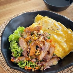 ข้าวหมูสามชั้นทอด คั่วพริกเกลือ ไข่ข้น