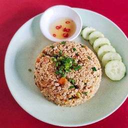 ข้าวผัดหมูสัพใส่ไข่