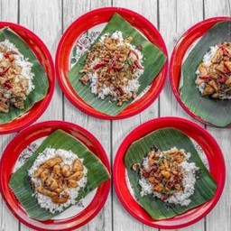 กระเพราถาด หมูกรอบ+กุ้ง+ปลามึก+ไข่ดาว 2 ฟอง