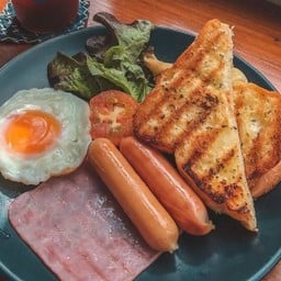 ขนมปัง ไข่ดาว ไส้กรอก แฮม