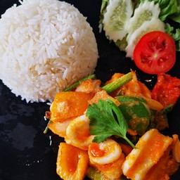 หมึกผัดไข่เค็มราดข้าว