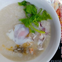 ข้าวต้มทะเลใส่ไข่