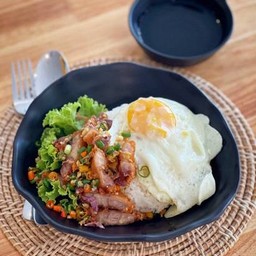 ข้าวหมูสามชั้นทอด คั่วพริกเกลือ ไข่ดาว