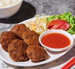 หมูก้อนทอดกระเทียม แถม ผัดผักบุ้งไฟแดง