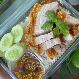 ข้าวหมูกรอบ + น้ำจิ้มรสเด็ด