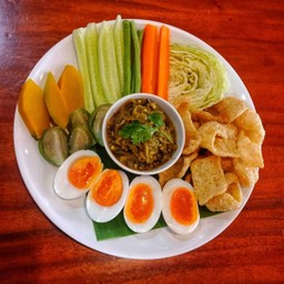 พริกหนุ่ม ไข่ต้ม แคปหมู ผักลวก
