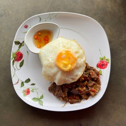 กะเพราเนื้อตุ๋นราดข้าว