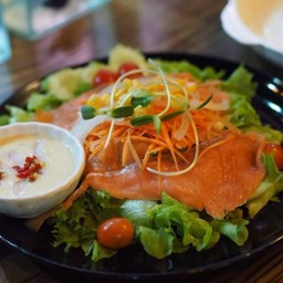 สลัดแซ่บแซลมอนรมควัน