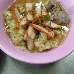 ร้านชายสี่บะหมี่เกี๊ยวหน้าหมู่บ้าน the luxury by บ้านในฝัน ร้านเก่าย้ายมาจากหน้าปั๊มเอสโซ่ วังไผ่