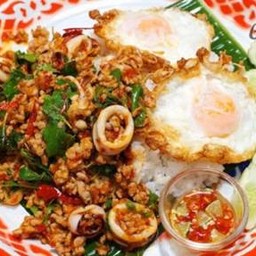กระเพราถาด หมูสับ+ปลามึก+ไข่ดาว 2 ฟอง