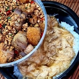 ข้าวไข่ข้นหมูกรอบรวนคั่วพริกเกลือ