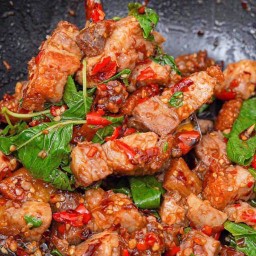 กะเพราหมูกรอบ (กับข้าว)