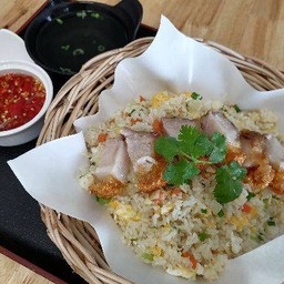 ข้าวผัดหมูกรอบ