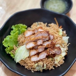 ผัดมาม่า หมูสามชั้นทอด