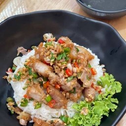 ข้าวหมูสามชั้นทอด คั่วพริกเกลือ (ไม่รับไข่)