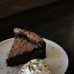 FLOURLESS CHOCOLATE CAKE