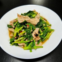 ข้าวหอมมะลิคะน้าหมูชิ้น