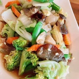 ผัดผักรวมมิตรกุ้ง