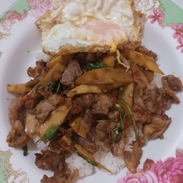 ผัดกะเพราหน่อไม้เนื้อชิ้นราดข้าวฟรี!!ไข่ดาว
