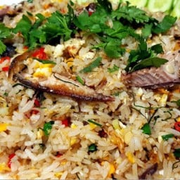 ข้าวผัดปลาทูทรงเครื่อง