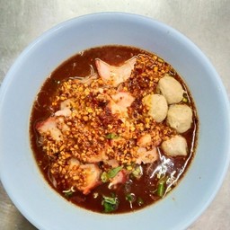 เส้นหมี่ขาวหมูแดงต้มยำ