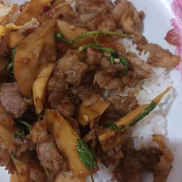 กะเพราหน่อไม้เนื้อชิ้นราดข้าว