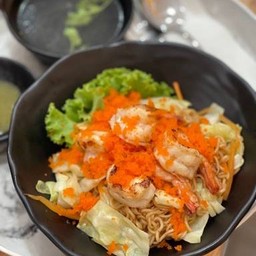 ผัดมาม่ากุ้ง โรยไข่กุ้ง