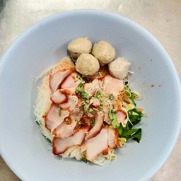 เส้นหมี่ขาวหมูแดง