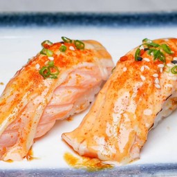 ซูชิแซลมอนเบิร์นซอสสไปซี่