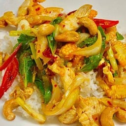 ข้าวราดผัดพริกเผาเม็ดมะม่วง